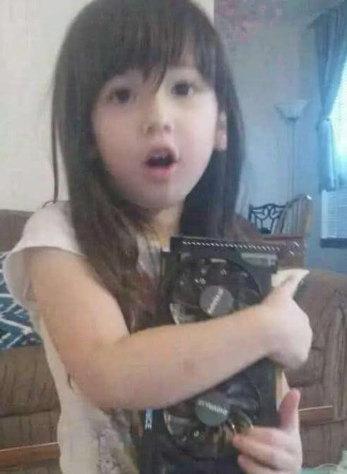 抱显卡的女孩出孩抱女_小女孩抱着显卡