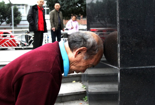 78岁老人锻炼身体练成"铁头功",坚持36年头部变形也不