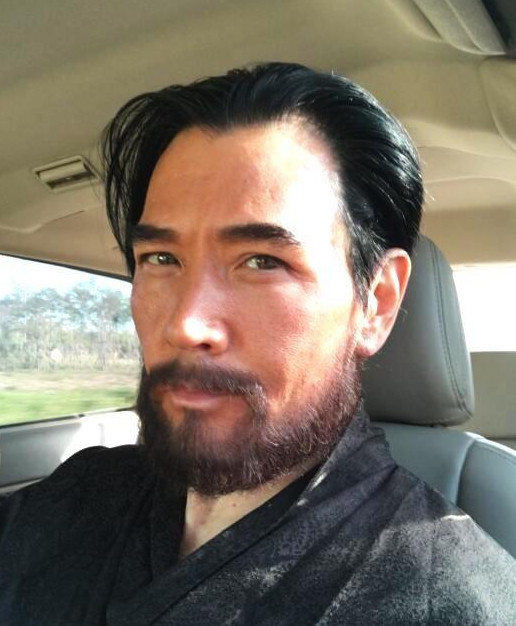 57岁费翔近照，头发锃亮留起了络腮胡