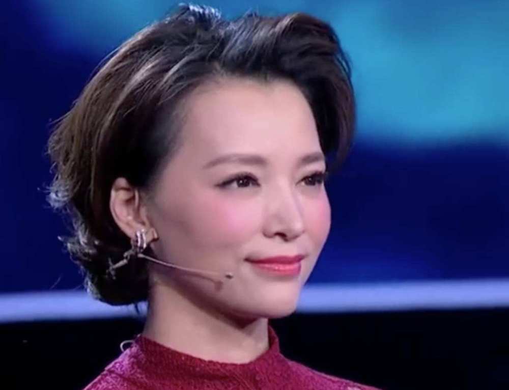 央视主持人董卿近况令人担忧,身材发福面部臃肿,尽显老态!
