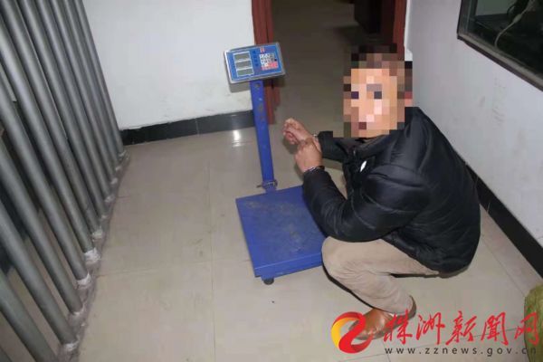 株洲两男子上门卖大米 偷偷遥控电子秤坑人