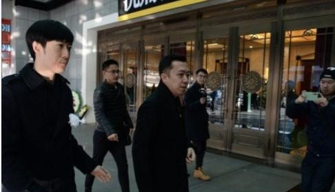 常贵田追悼会在京举行,侄子常远表情肃穆,儿子常悦