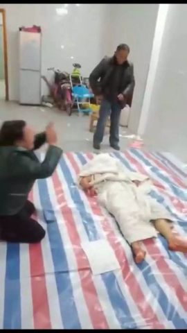 家人面对死者遗体,痛不欲生.