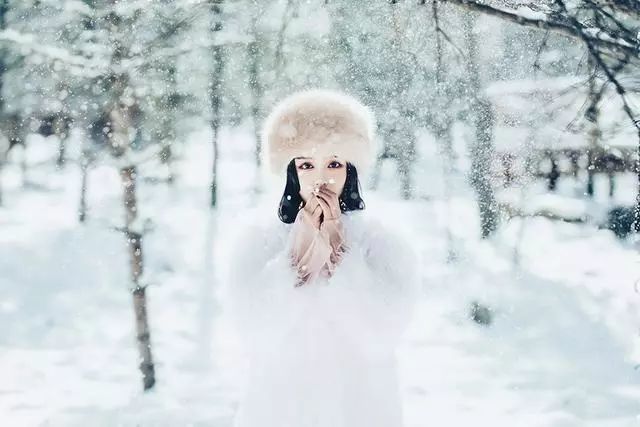 拍出少女感教你5招最简单自然的雪景拍照姿势