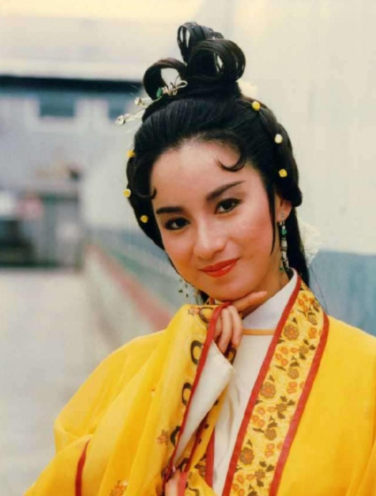 她是最矮的港姐冠军，嫁“丑男”生三女离婚，如今爱情事业双丰收