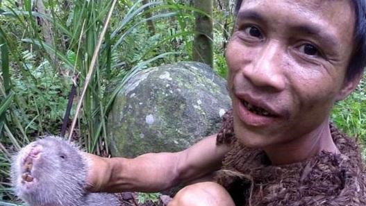 奇人:越南丛林里的"野人,为救病重父亲出山寻求人类帮助!