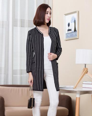 别致风情的<em>中长针织开衫</em>外套,比风衣外套还美