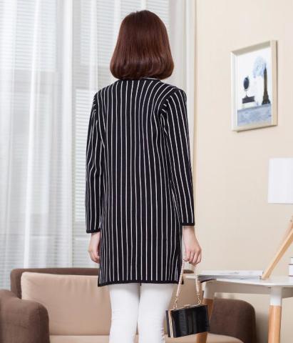 别致风情的<em>中长针织开衫</em>外套,比风衣外套还美