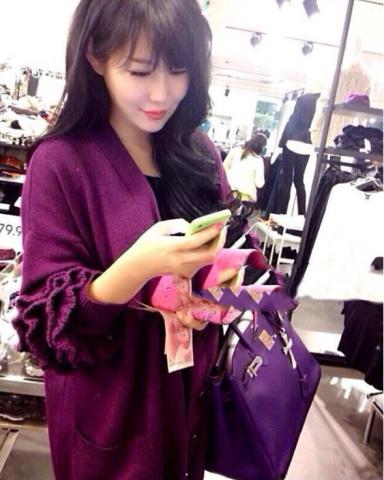 别致风情的<em>中长针织开衫</em>外套,比风衣外套还美