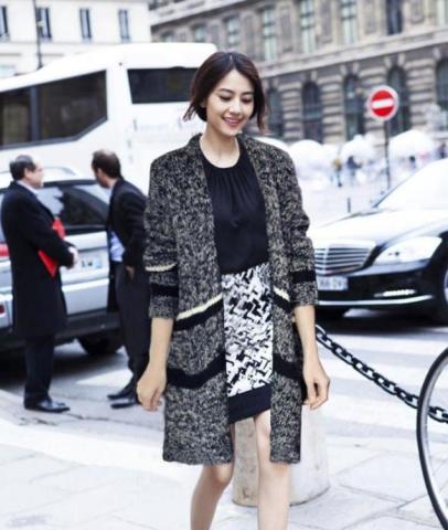 别致风情的<em>中长针织开衫</em>外套,比风衣外套还美