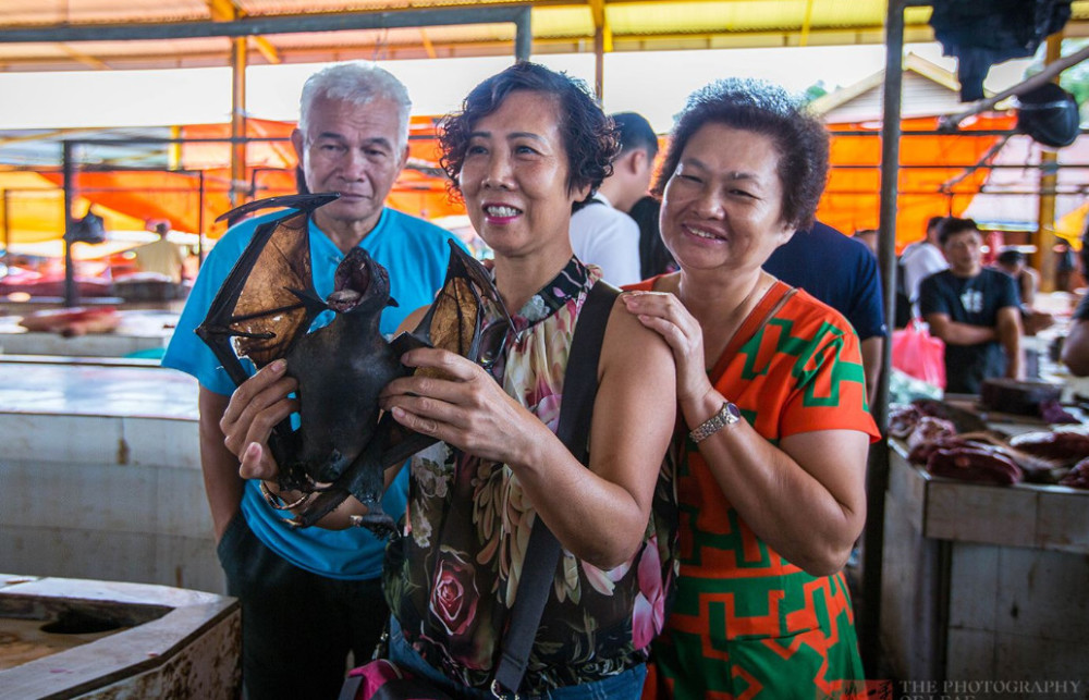 大爷大妈成旅游公害,求你们别出国旅游,丢人丢