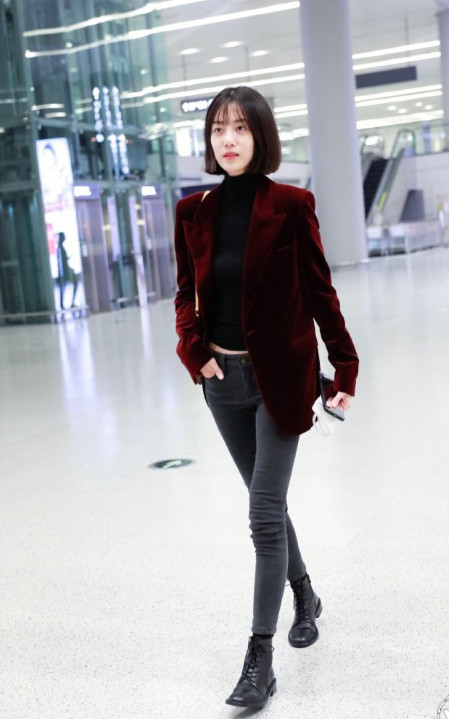 李溪苪私服太土豪!西装外套两万多,连鞋子也要