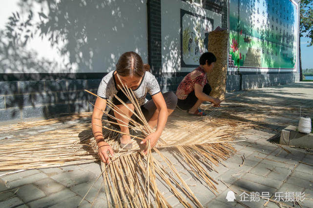 2015年,白洋淀王家寨民俗村,两位农民在织席. (来自:乐摄影)