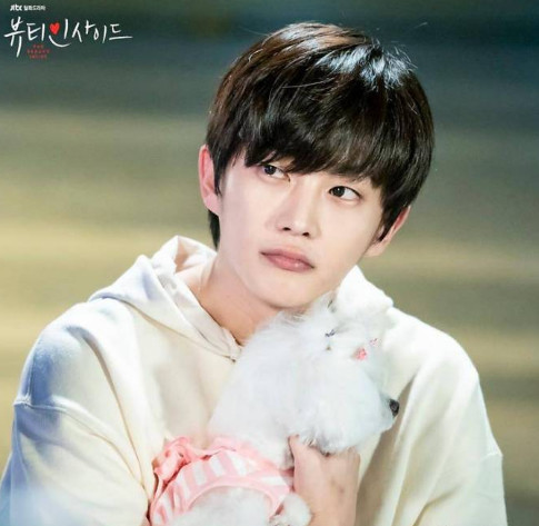 《内在美》主演动态:安宰贤切换设计师模式,他