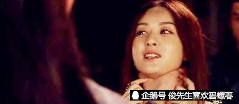 女星演戏被掐脖子,迪丽热巴脖子肿了一片,谁说baby没