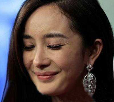 媒体高清图下杨幂的脸怎么了?还不如47岁俞飞