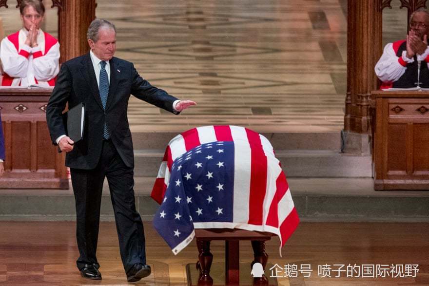 小布什在父亲葬礼发表悼词:爸爸可以去和妈妈