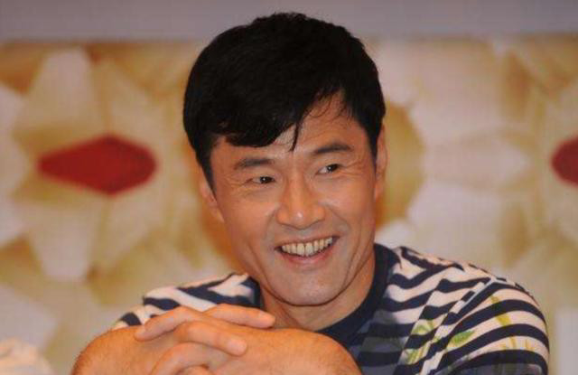 60岁于荣光近照,真是帅了一辈子的男人,儿子也是高颜值