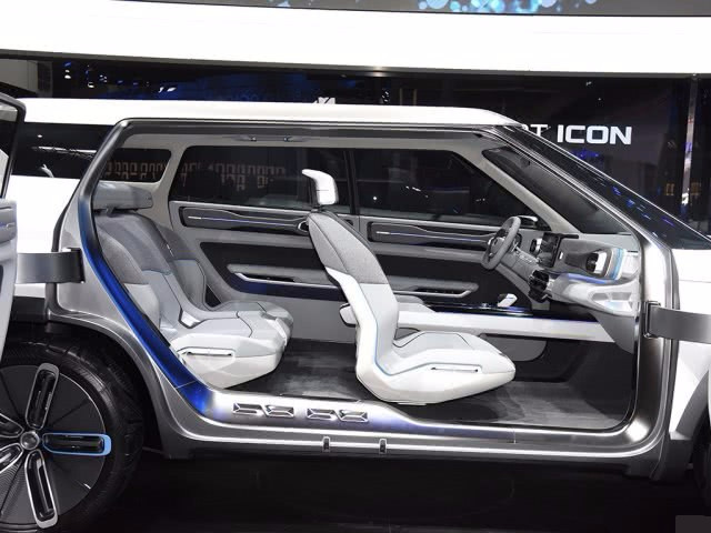 吉利又搞大动作,新车亮相,配对开门,颜值远超博