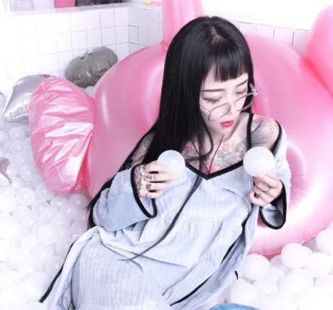 顾茜茜直播"吹酒瓶",这个喝酒姿势很"爷们",网友:太强劲了