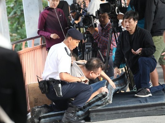 TVB花旦在街头拍港剧，座驾车窗被雀粪弄脏，自己动手擦干净！