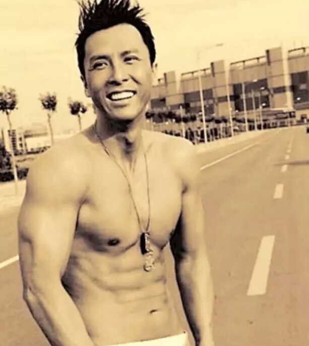 李小龙,李连杰,甄子丹谁的肌肉最利害