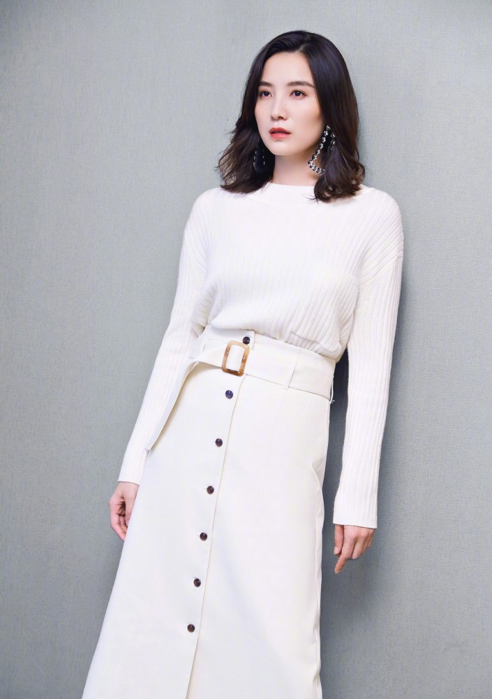 有一种时尚是白毛衣+白裙,金高银这样穿少女