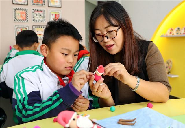 教学和养成教育为核心,结合学生的兴趣与本校老师资源,开展传统手工