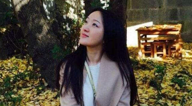 甜歌皇后杨钰莹,在近50岁的年纪,活得还像一个少女