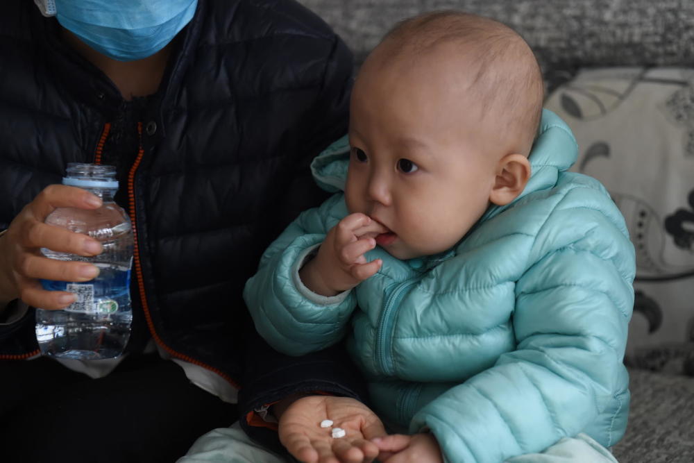 血癌宝宝长期化疗后见饭就抢,1岁练成筷子高手