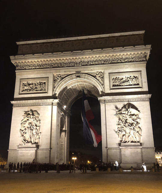 探访法国游行:巴黎市中心未见黄马甲 局势仍