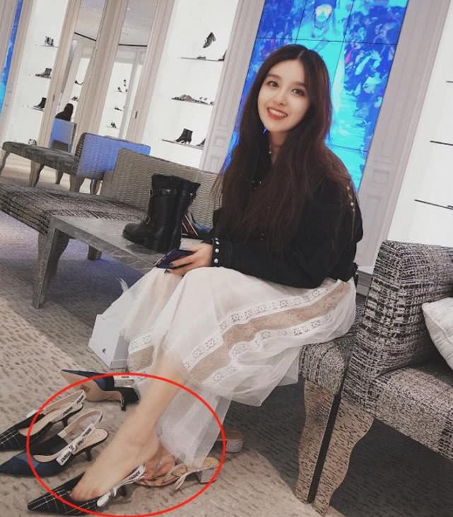rita商场试鞋遭"偷拍",网友却把注意力放在了她的脚上?