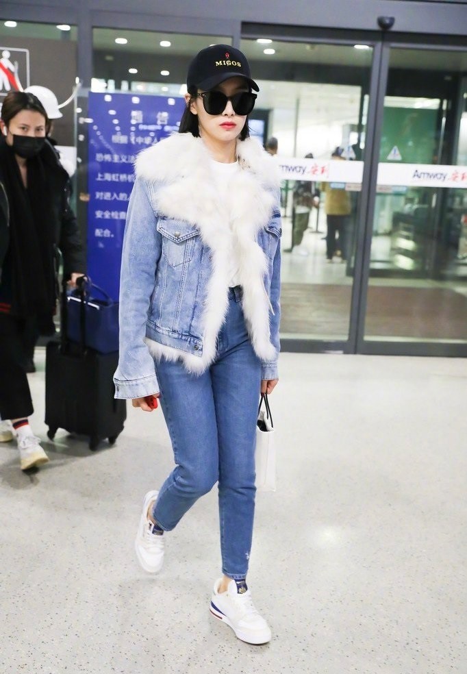 冬天小白鞋怎么搭配?这4种穿法时髦又个性,宋