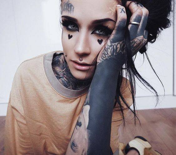 monami frost是instagram上大名鼎鼎的纹身女神,她身上的哥特气质让