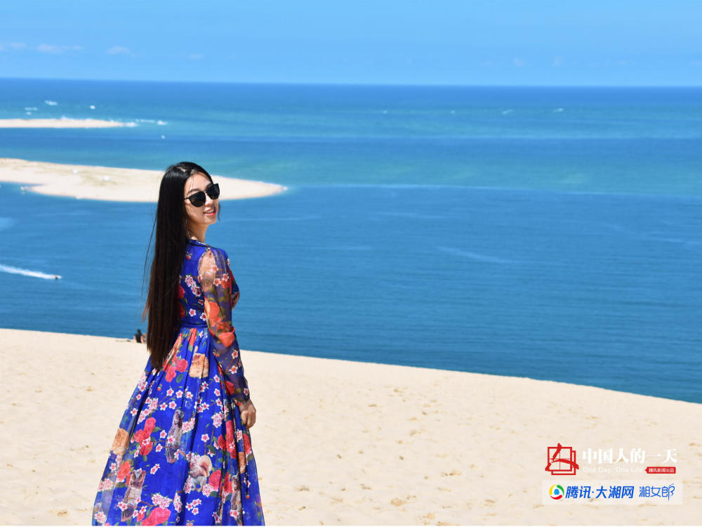 湘妹子穿红衣法国街头弹古筝 网友:宛如东方不