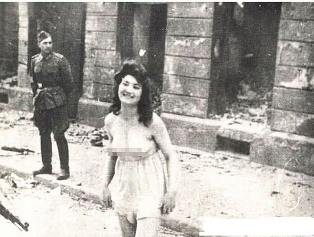 二战时期德军攻打犹太人,女子被脱光上衣检查, 被逼强
