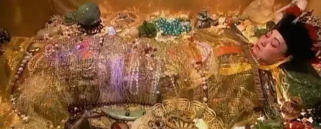 又如慈禧太后由于生前喜欢珠宝玉器,死后的陪葬品,除了一些生平所用之