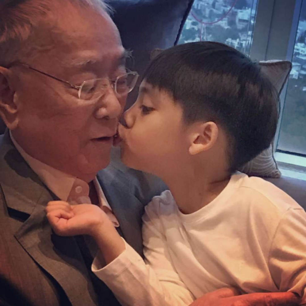 李嘉欣公公逝世,生前最后合照曝光,留给家族过