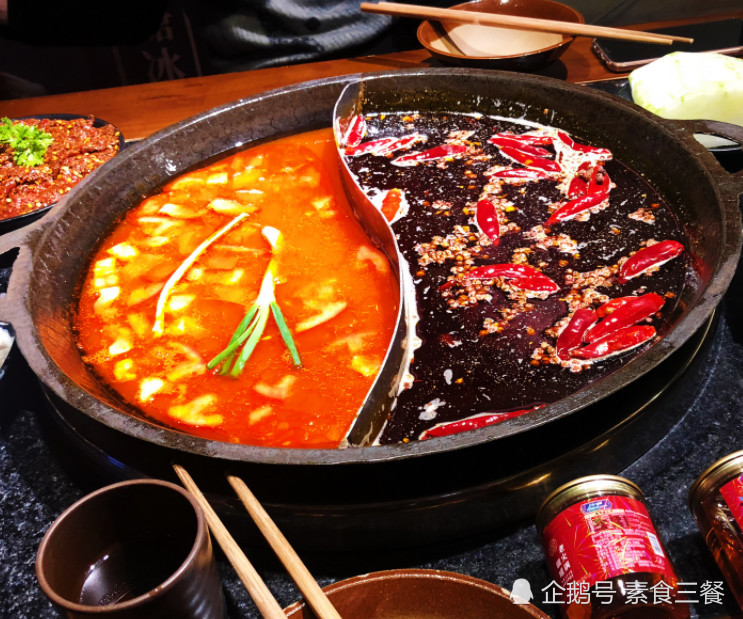 庆火锅水煮鱼那么油腻,为啥当地人却吃不胖?网