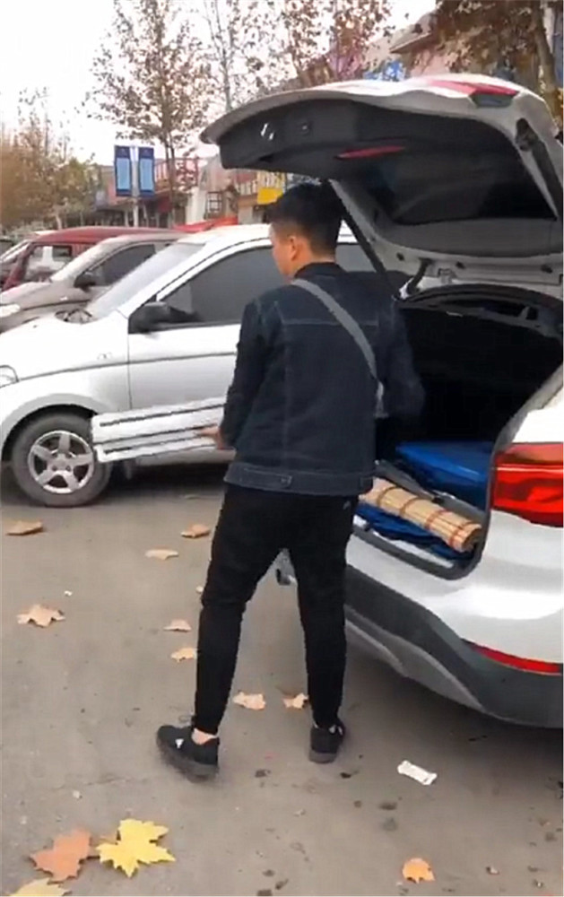 22万买宝马X1,车主用它来摆地摊,卖的东西还遭