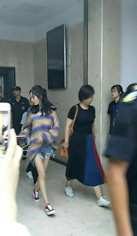 路人镜头下的杨幂身材好到什么程度?这张近距