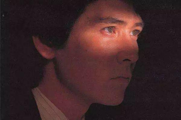 57岁费翔近照曝光！蓄胡油头胸肌宽肩！昔日男神范还在依旧不老