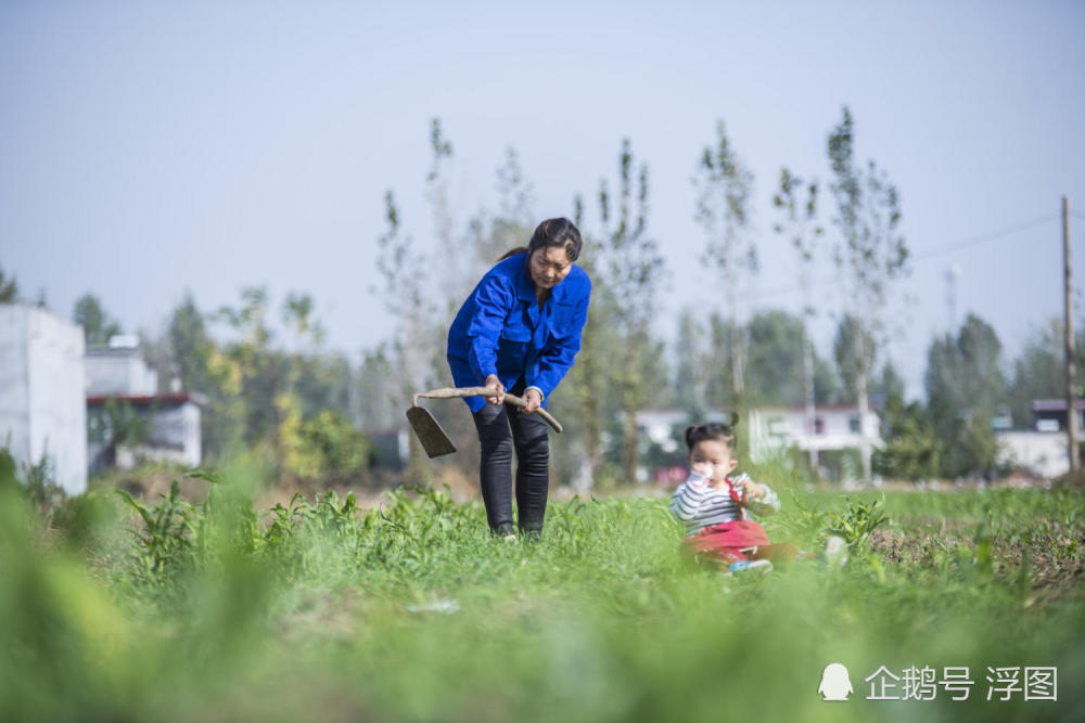 3岁女孩患病舌头僵硬吃饭困难 奶奶咀嚼后嘴对