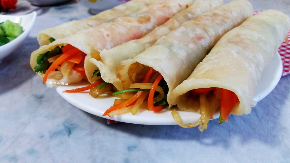 做土豆丝卷饼,10年店老板说:卷饼的时候多一步