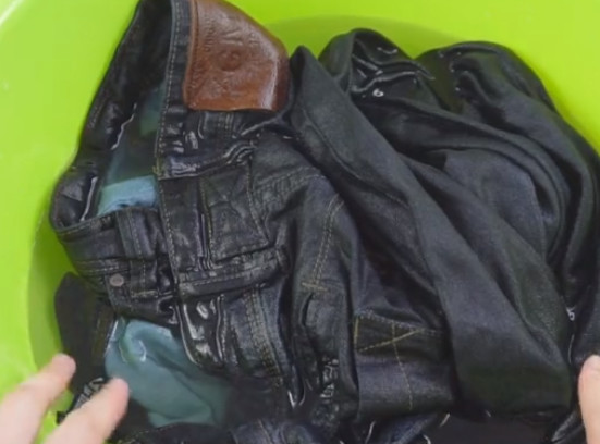 新买回来的牛仔裤,别再用盐水防褪色了,这样处