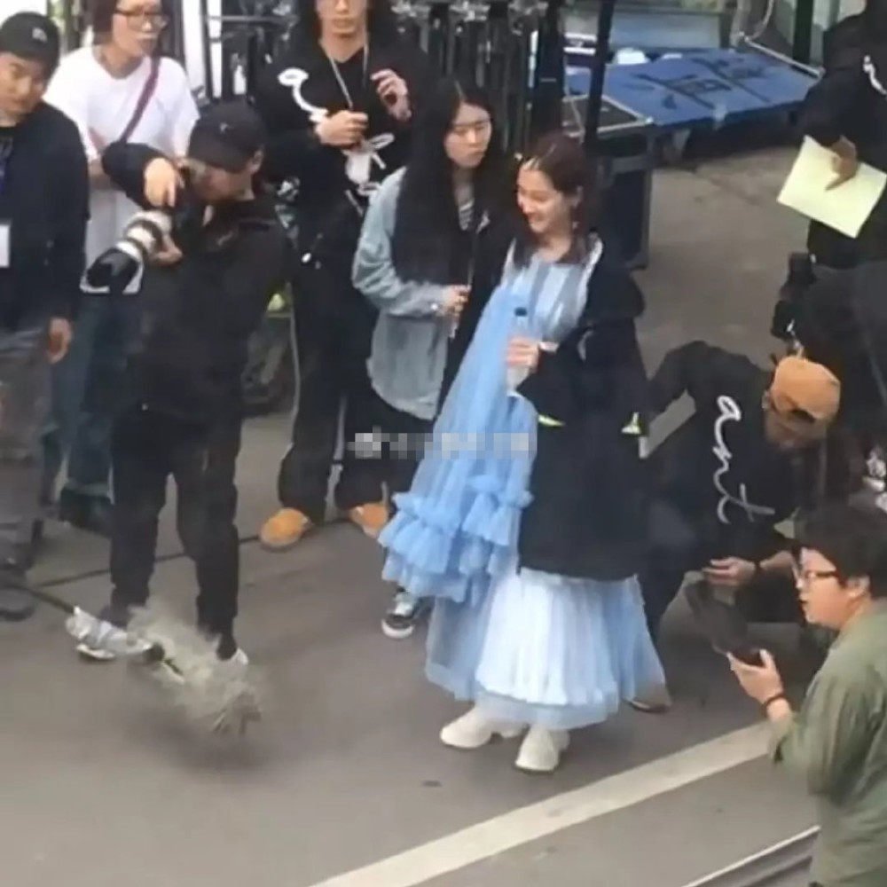 关晓彤新电影路透曝光,个子高挑显眼,蓝色纱裙