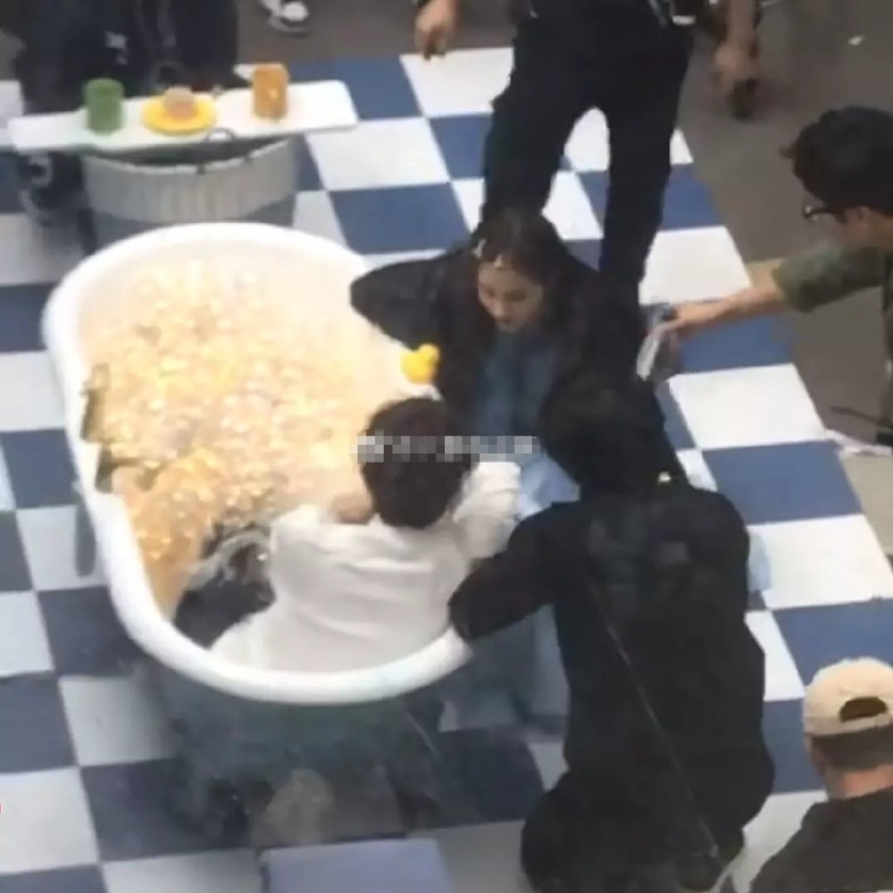 关晓彤新电影路透曝光,个子高挑显眼,蓝色纱裙