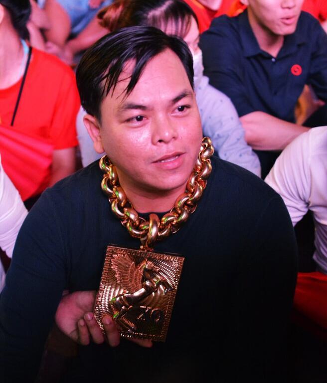 男子戴着26斤黄金首饰看球赛,怕被抢雇4名保镖