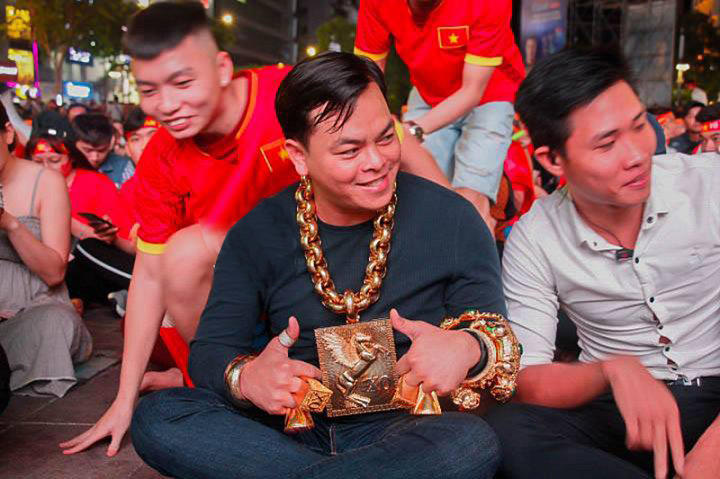 男子戴着26斤黄金首饰看球赛,怕被抢雇4名保镖