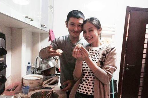 幸福!<em>baby晒皇冠戒指</em> 6年爱情路终于步入婚姻